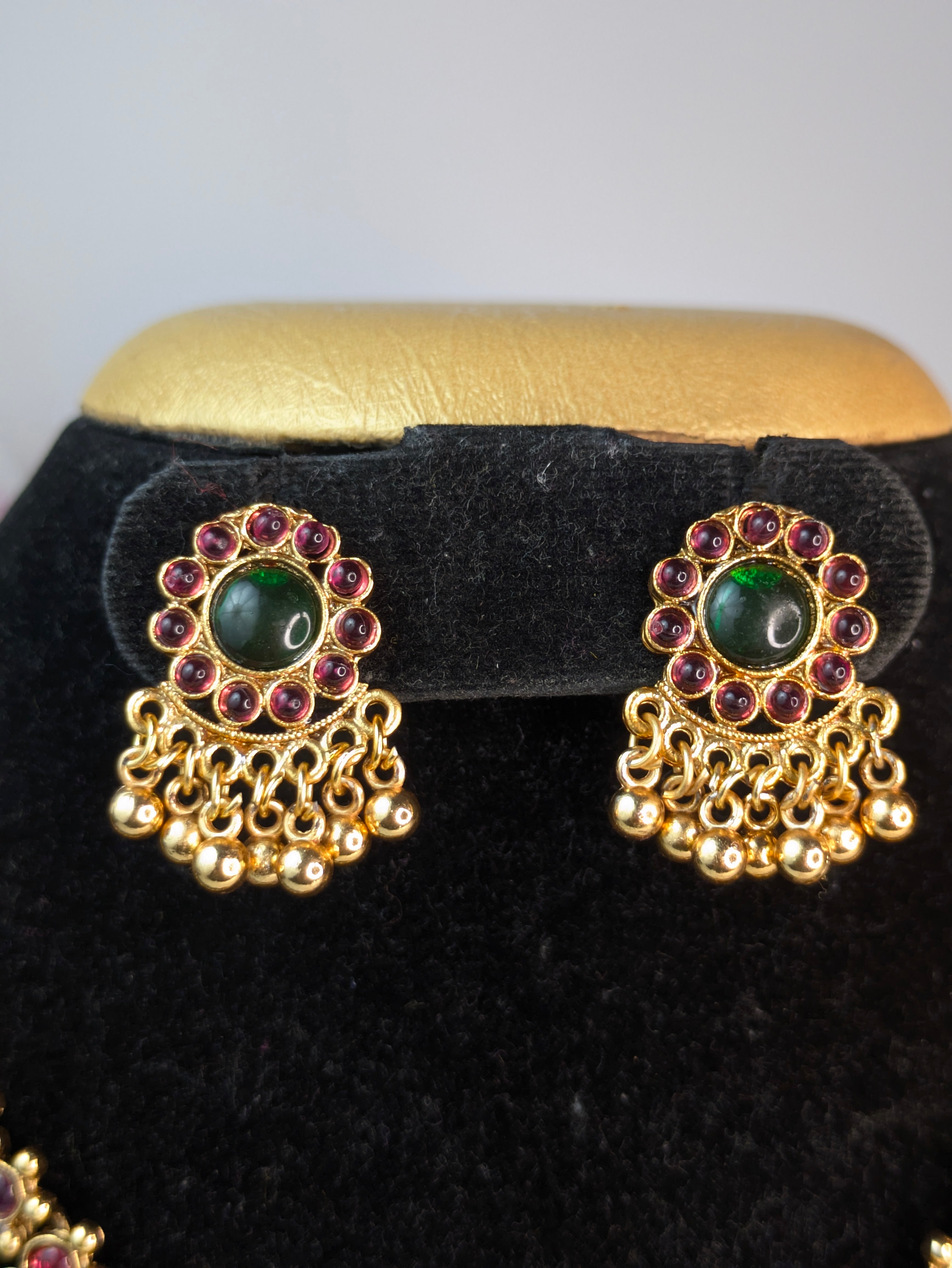 Palaka Kemp Studded Necklace Set
